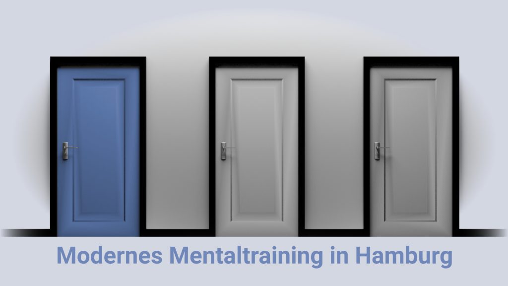 Drei verschlossene graue Türen in einer grauen Wand, die linke Tür wird blau