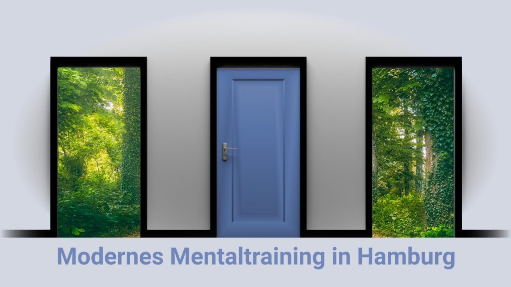 Drei verschlossene graue Türen in einer grauen Wand, die linke und die rechte Tür sind offen, dahinter grüner Wald, die mittlere Tür wird blau