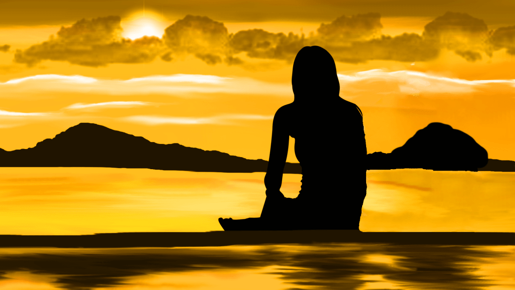 MindTuner, eine Frau am Strand schaut in den Sonnenuntergang