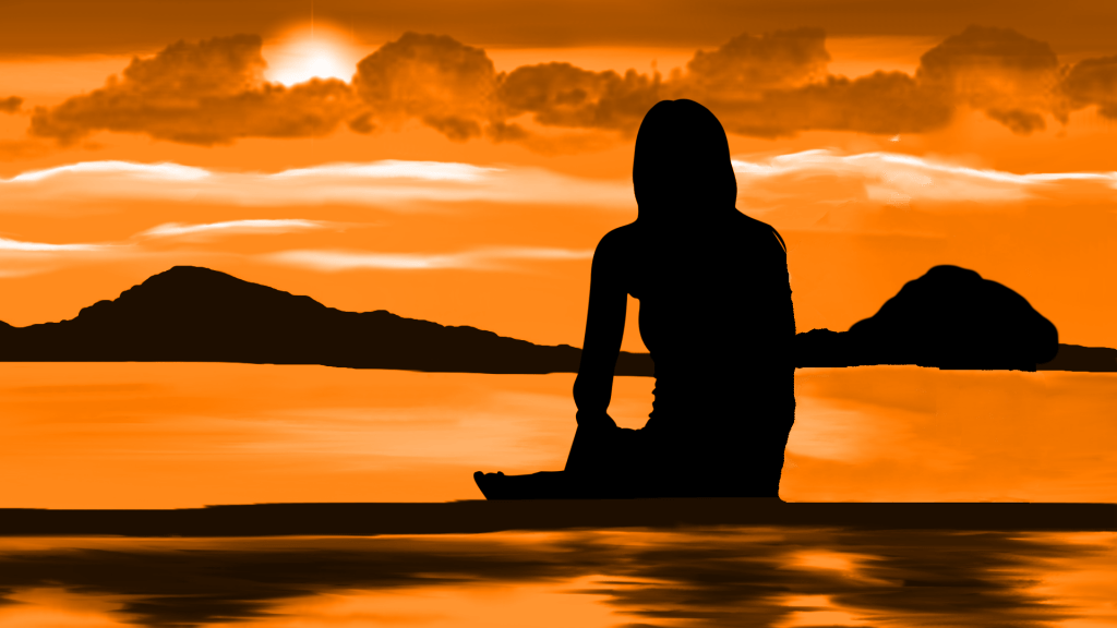 MindTuning, eine Frau am Strand schaut in den Sonnenuntergang